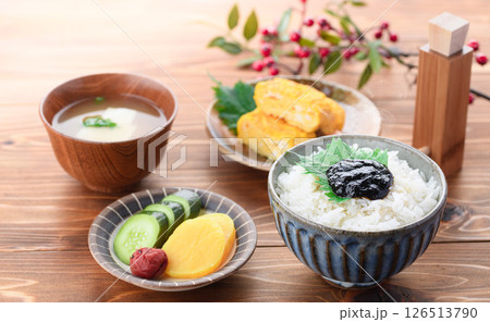 炊きたてご飯と海苔の佃煮　和朝食イメージ 126513790