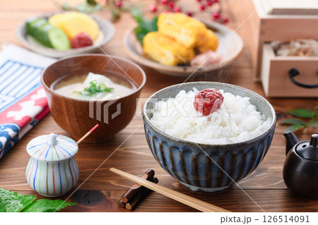 朝食イメージ 梅干しをのせたご飯とお味噌汁とおかず 126514091