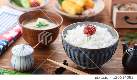 朝食イメージ 梅干しをのせたご飯とお味噌汁とおかず 朝食イメージ 梅干しをのせたご飯とお味噌汁とおかず 126514092