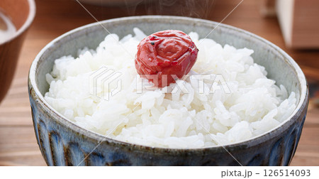 朝食イメージ 梅干しをのせたご飯とお味噌汁とおかず 126514093