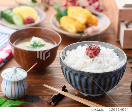 朝食イメージ 梅干しをのせたご飯とお味噌汁とおかず 126514094