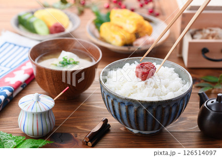 朝食イメージ 梅干しをのせたご飯とお味噌汁とおかず 126514097