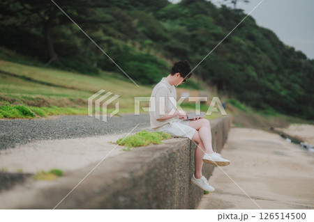 リゾート地でワーケーション中の20代男性 126514500