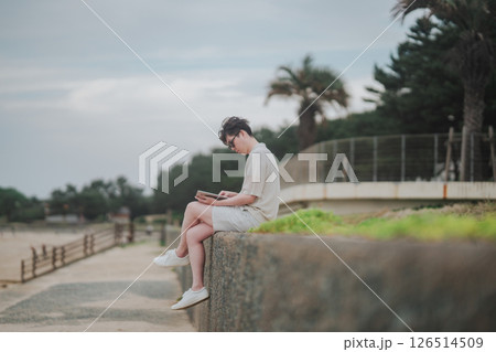 リゾート地でワーケーション中の20代男性 126514509