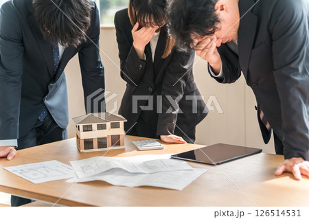 会議のテーブルで落ち込む,がっかりするビジネスマン,ビジネスウーマン 126514531