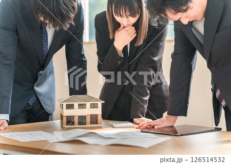 会議のテーブルで落ち込む,がっかりするビジネスマン,ビジネスウーマン 126514532