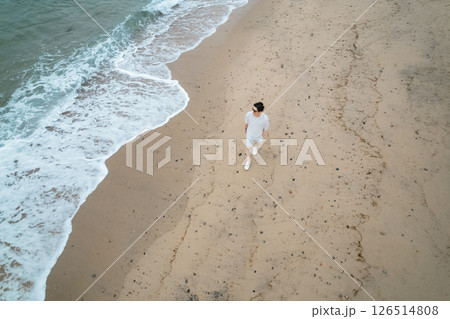 海岸を歩くワーケーション中の男性の空撮 126514808