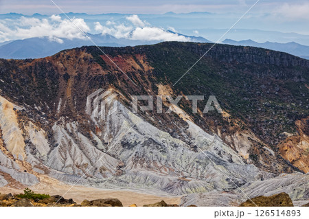 安達太良山・鉄山から見る沼ノ平の火口壁と日光・燧ヶ岳・会津駒ヶ岳遠望 126514893