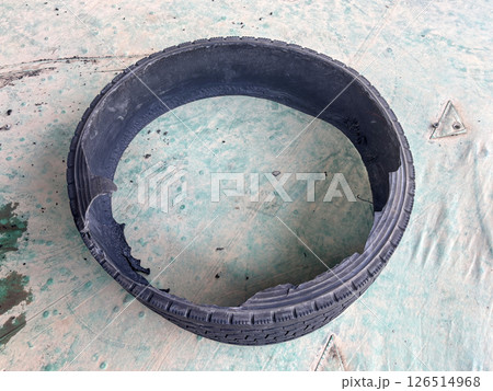 バーストしたタイヤのトレッド バーストしたタイヤのトレッド 126514968
