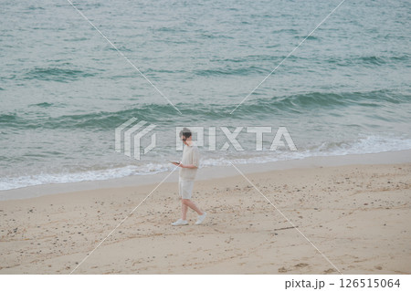 リゾート地でワーケーション中のサングラスをした30代男性 126515064