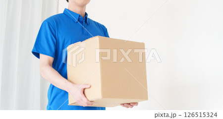 ダンボールを持つ引越し業者 ダンボールを持つ引越し業者 126515324