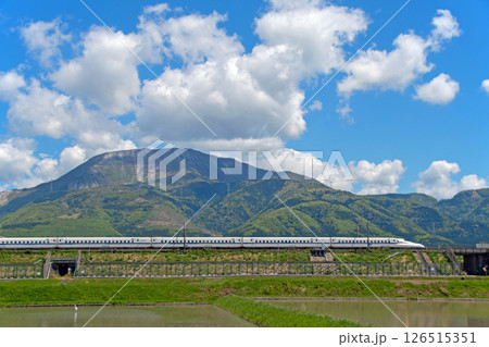 晴天の下、新緑の伊吹山麓を走る東海道新幹線N700S 126515351