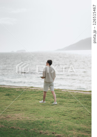 リゾート地でワーケーション中の30代男性 リゾート地でワーケーション中の30代男性 126515467