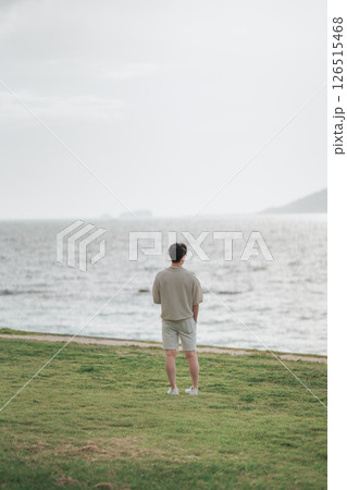 リゾート地でワーケーション中の30代男性 126515468