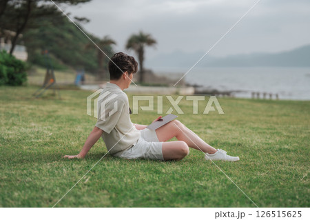 リゾート地でワーケーション中の男性 126515625