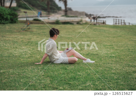 リゾート地でワーケーション中の男性 リゾート地でワーケーション中の男性 126515627