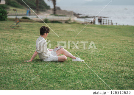 リゾート地でワーケーション中の男性 126515629