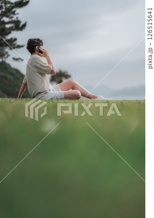 リゾート地でワーケーション中の男性 リゾート地でワーケーション中の男性 126515641