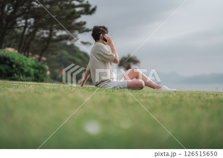 リゾート地でワーケーション中の男性 126515650