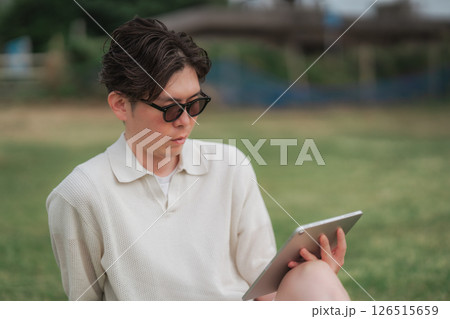 リゾート地でワーケーション中の男性 126515659