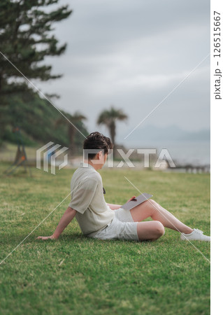 リゾート地でワーケーション中の男性 126515667