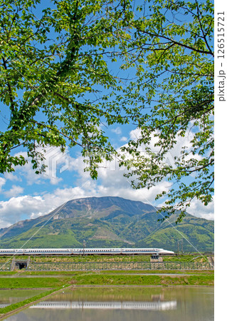 晴天の下、新緑の伊吹山麓を走る東海道新幹線N700A 126515721
