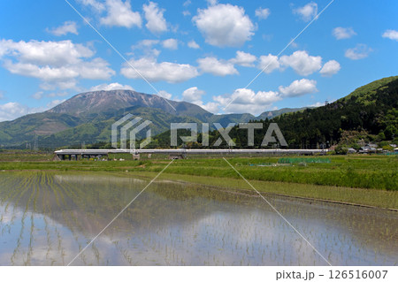 晴天の下、新緑の伊吹山麓を走る東海道新幹線N700A 晴天の下、新緑の伊吹山麓を走る東海道新幹線N700A 126516007