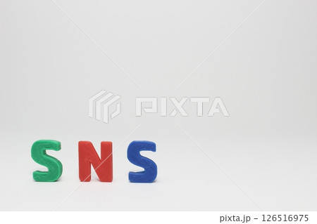 赤、緑、青のSNSロゴが伝える現代社会の繋がり 126516975