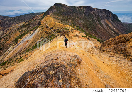安達太良山・馬ノ背を行く登山者と鉄山の眺め 126517054