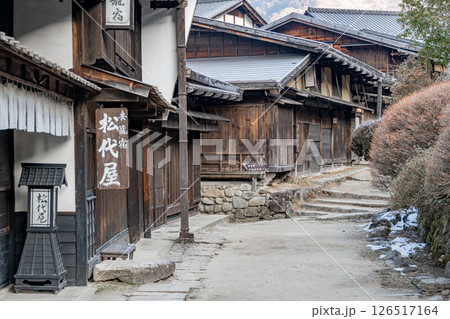 雪の残る妻籠宿の町並み 126517164