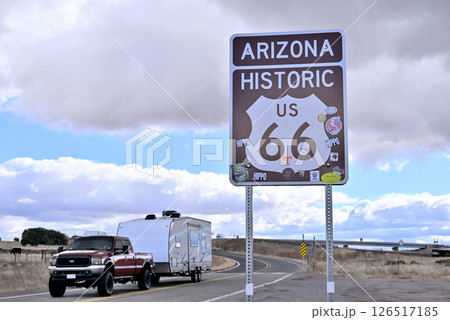 ルート66を旅するキャンピングトレーラー 126517185