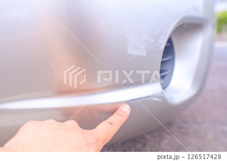 白い車に当て逃げされた車のバンパー 126517428