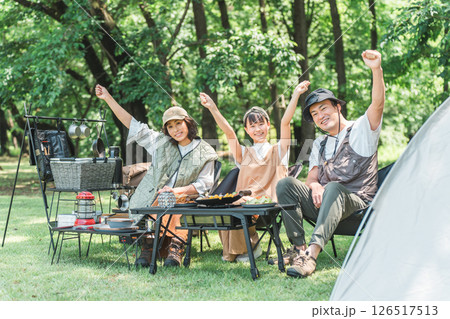 公園・キャンプ場でデイキャンプ・キャンプ・バーベキューを楽しむ仲良しのファミリー・親子 公園・キャンプ場でデイキャンプ・キャンプ・バーベキューを楽しむ仲良しのファミリー・親子 126517513