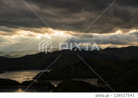 展望台から眺める夕焼けの絶景 鵜倉園地 展望台から眺める夕焼けの絶景 鵜倉園地 126517541