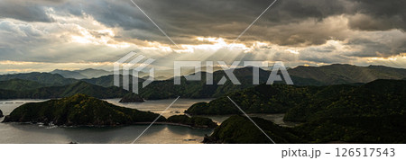 展望台から眺める夕焼けの絶景　鵜倉園地 126517543