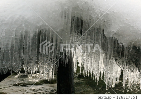 凍てついてキラキラ光る氷柱の列 126517551