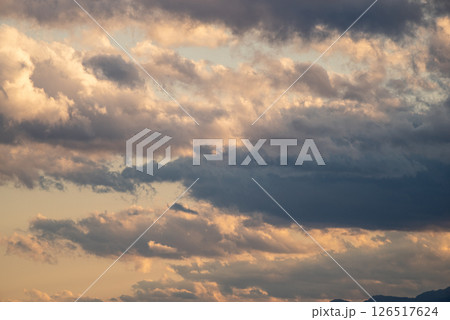 夕暮れの空 126517624