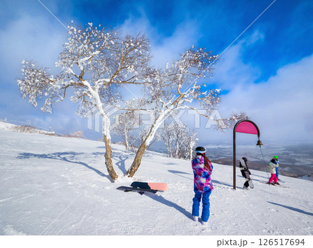 スキー場の釣鐘と雪に覆われた木 (北海道、ニセコ) スキー場の釣鐘と雪に覆われた木 (北海道、ニセコ) 126517694