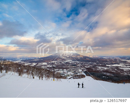 スキー場から眺める夕焼けに染まり始めた雪の羊蹄山 (北海道、ニセコ) 126517697