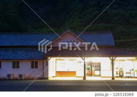 黄昏時のローカル線の無人駅 126518369