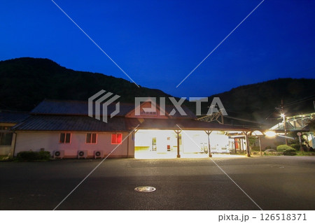 ブルーアワーの安浦駅 (呉線) ブルーアワーの安浦駅 (呉線) 126518371