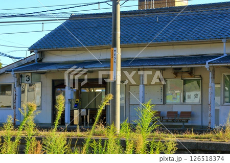 レトロな木造建築の安浦駅 (呉市) 126518374