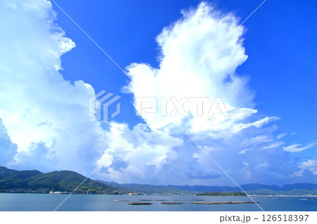 夏から秋に移り変わる頃の瀬戸内風景 夏から秋に移り変わる頃の瀬戸内風景 126518397