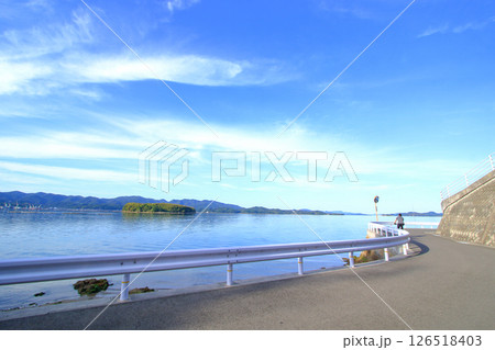散歩やサイクリングが楽しめる海沿いの道 散歩やサイクリングが楽しめる海沿いの道 126518403
