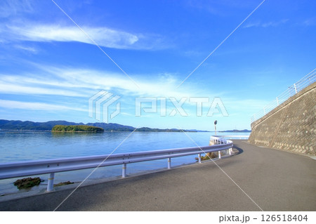 ウォーキングや散歩が楽しめる海沿いの道 126518404