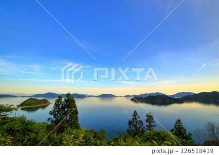 夕暮れ時の大芝島から ハート島 とびしま海道方面を望む 126518419