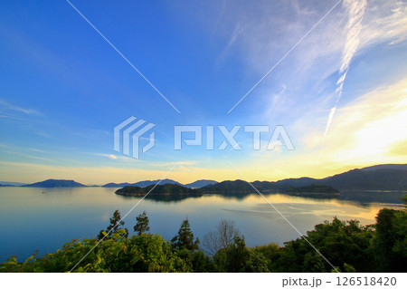 夕暮れ時の大芝島から とびしま海道方面を望む 126518420