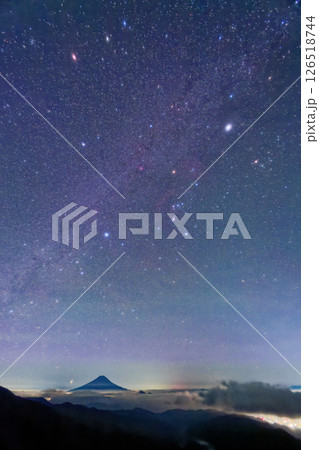 大菩薩峠から見る冬の星座と富士山の夜景 126518744