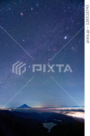 大菩薩峠から見る冬の星座と富士山の夜景 大菩薩峠から見る冬の星座と富士山の夜景 126518745