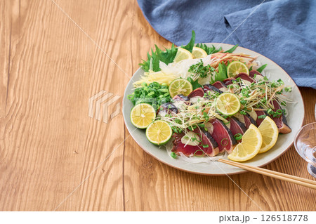 薬味たっぷりの鰹のたたき 126518778